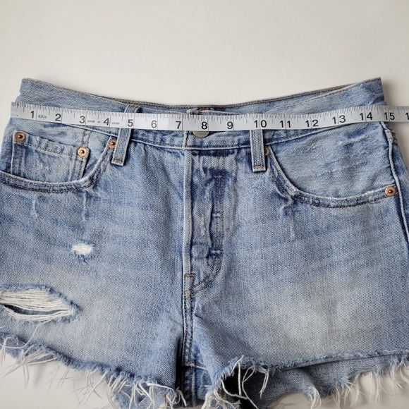 Levi's 501 Shorts Button Fly Frayed Hem 26 - Picture 9 of 12